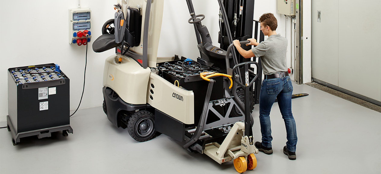 SC Series forklift with battery transfer system