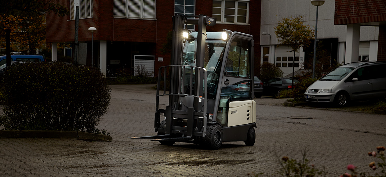 SC forklift with hard cabin and travel light package