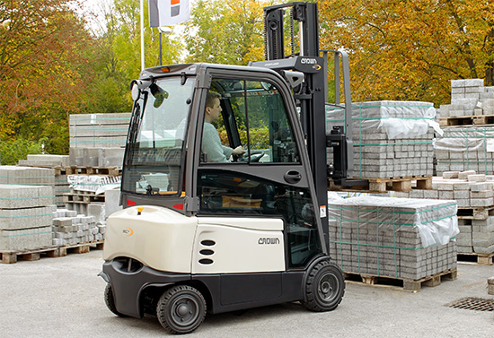 SC forklift with hard cabin in outdoor application