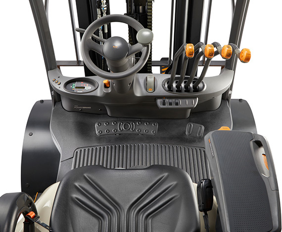 the gas forklift C-5 features a spacious operator compartment