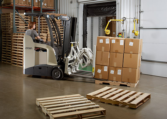 the RC stand-up forklift can be equipped with attachments for handling specialised loads