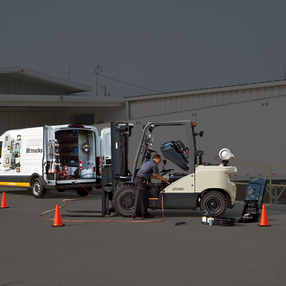 Technicien effectuant une intervention d’entretien sur un chariot de la série C-G après avoir retiré les panneaux de carrosserie
