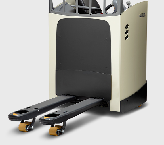 Xe nâng pallet dòng RT của Crown cho phép người vận hành ngồi hoặc đứng để có được sự thoải mái tối ưu