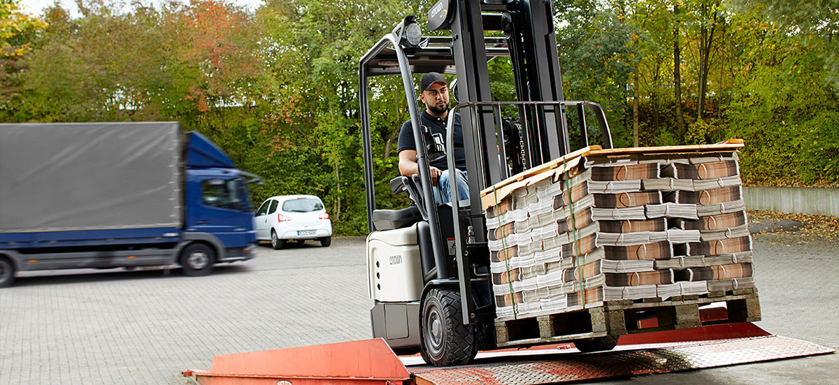 Operator moving pallets across uneven surfaces on the SC 6000 series