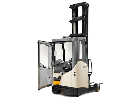 ESR Series reach truck freezer cabin keeps the operator comfortable in temperature extreme applications.