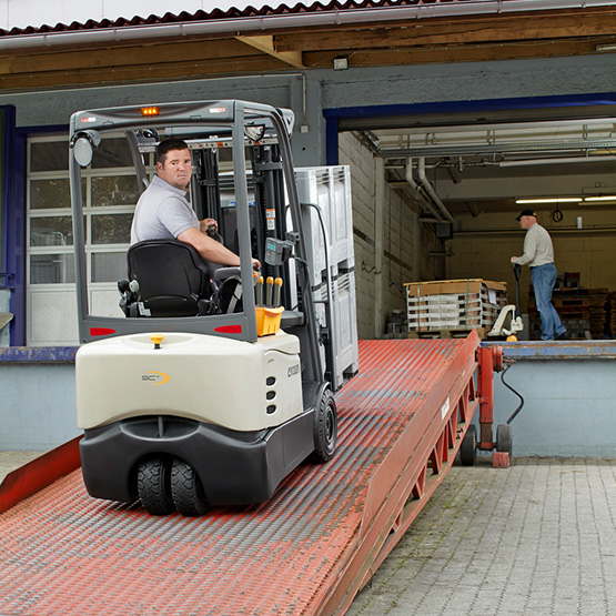 Elektrostapler an der Laderampe Elektrostapler an der Laderampe