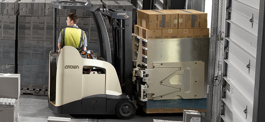 RC Gabelstapler mit Bedienerstand können mit Anbaugeräten für den Umschlag spezieller Lasten ausgerüstet werden