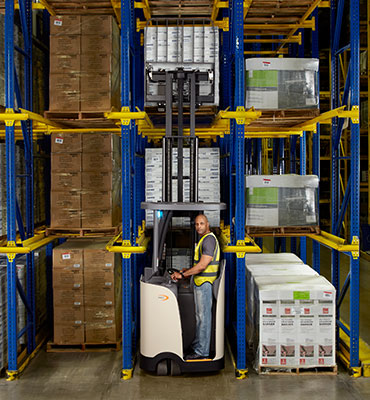 the side-stance design of the RC stand-up forklift provides wide open views