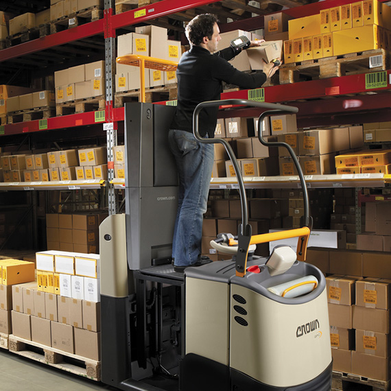GPC order picker with platform lift for second-level picking