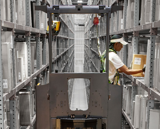 SP high-level order pickers feature an industry-exclusive middle window and a large platform window SP high-level order pickers feature an industry-exclusive middle window and a large platform window