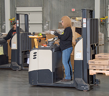Las carretillas elevadoras Crown aumentan la productividad de Lodge Manufacturing