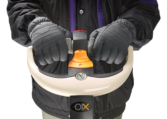 El apilador con horquillas entre las patas ST/SX está disponible con protección frigorífica.