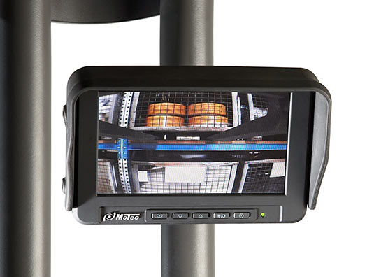 La carretilla retráctil ESR está disponible con cámara y monitor en color