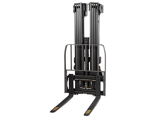 Las carretillas elevadoras con conductor de pie RC están disponibles con mástil cuádruple.