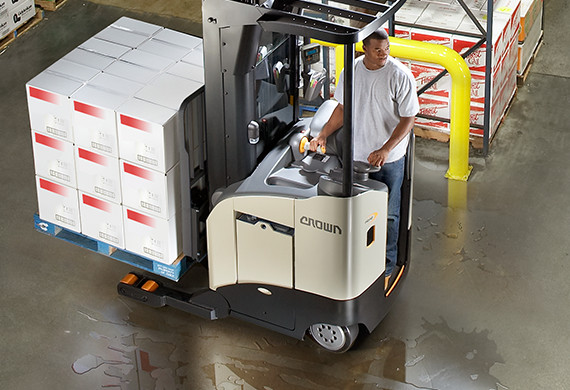 Operator moving a load of product on the RR/RD Series in a warehouse. 