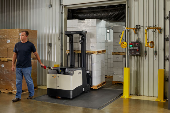 Operator manoeuvres a SH/SHR/SHC Series walkie pallet reach stacker