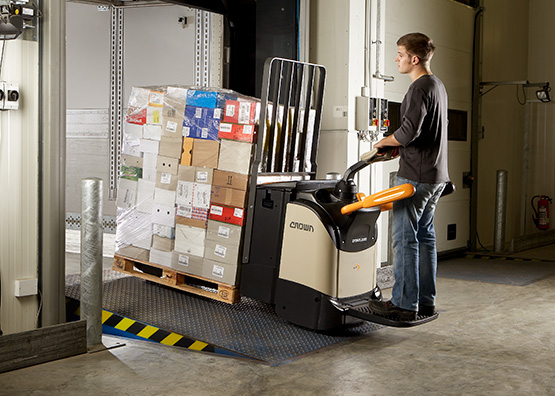 the platform pallet truck WT is available with load backrest