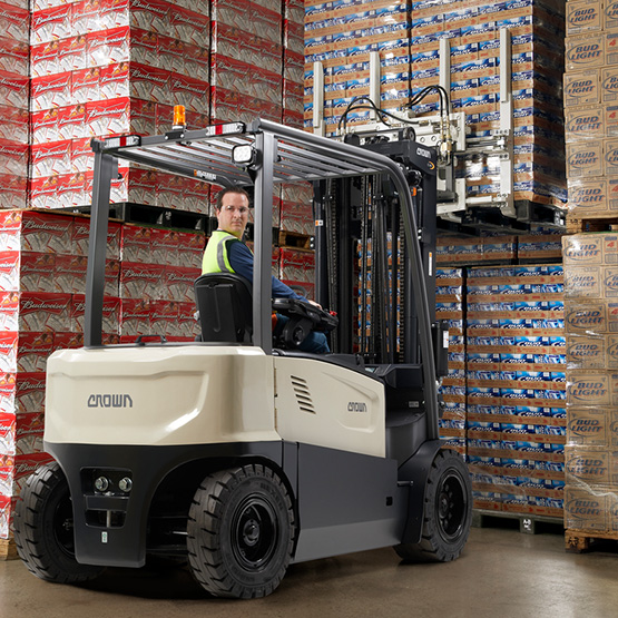 chariot élévateur électrique dans une application de stockage en vrac 