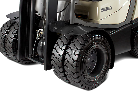 Pour le chariot élévateur gaz C-5 les pneus doubles super-élastiques sont disponibles.