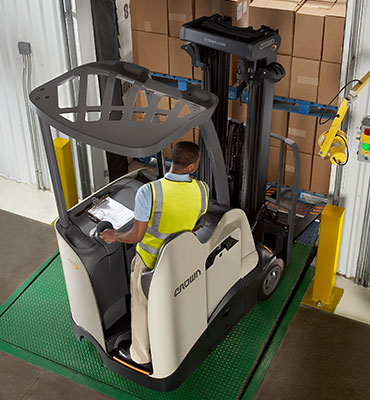 Le chariot élévateur RC à conducteur debout est doté d’un groupe moteur ergonomique