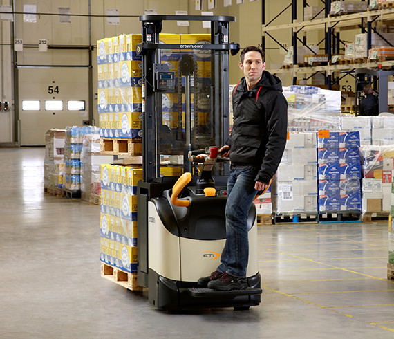 Le gerbeur à plate-forme ETi à levée initiale peut transporter les palettes empilées