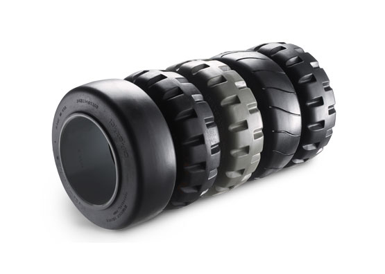 Les transpalettes à conducteur porté PR sont proposés avec plusieurs types de pneus pour les roues motrices.
