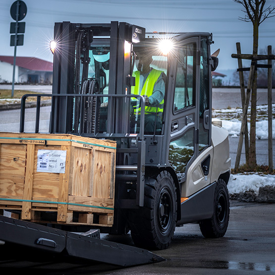 carrello elevatore diesel in azione all’esterno