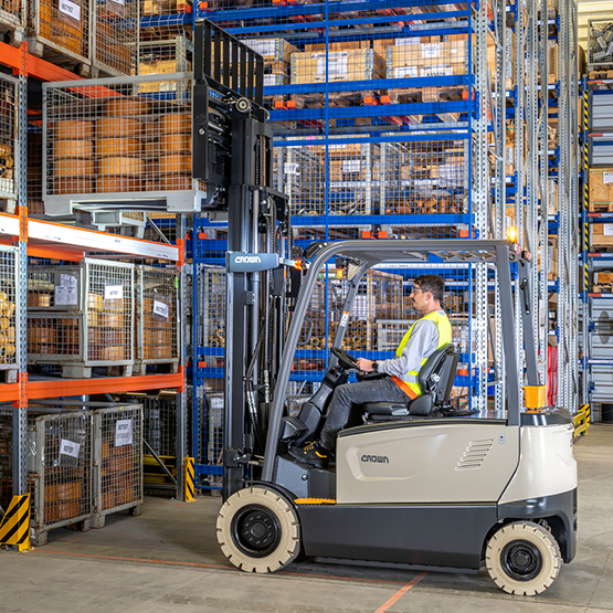 carrello elevatore elettrico impiegato per lo stoccaggio su scaffali 
