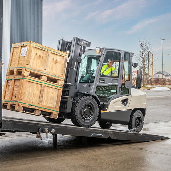 dieselheftruck op een helling