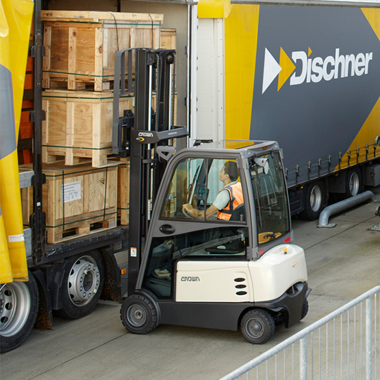 elektrische heftruck in een zijwaartse laadtoepassing elektrische heftruck in een zijwaartse laadtoepassing
