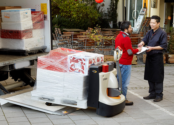 pallettruck op laadklep pallettruck op laadklep