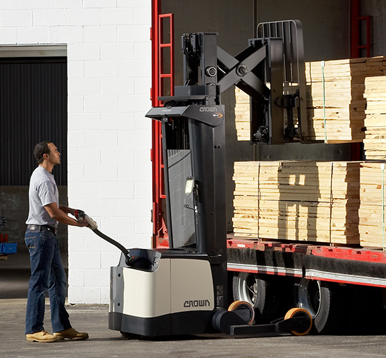 lossen van een vrachtwagen met een stapelaar lossen van een vrachtwagen met een stapelaar