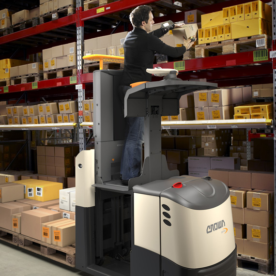 GPC orderverzamelaar met platformlift en rijfunctie voor orderverzamelen op het tweede niveau